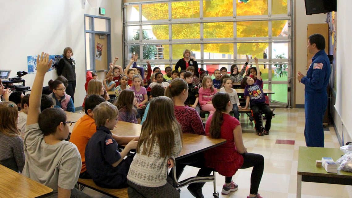space_inthe_community_classroom_astronaut2 space_inthe_community_classroom_astronaut2